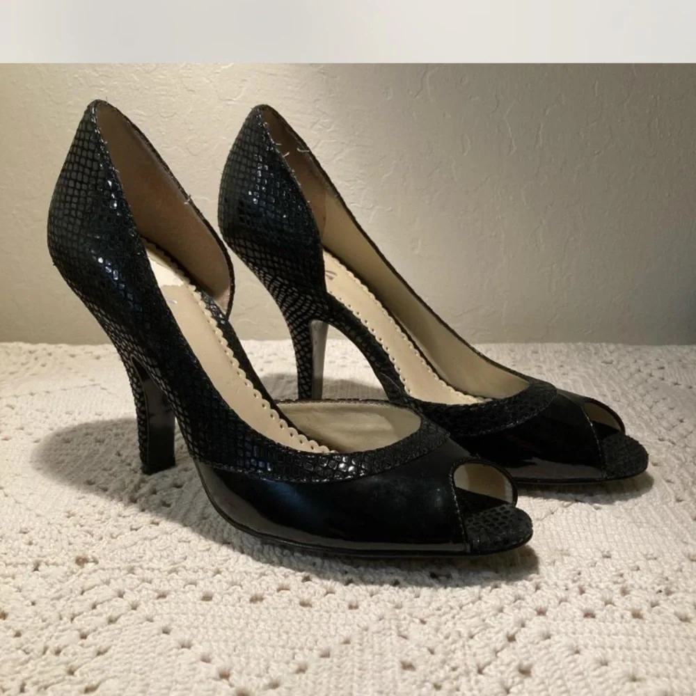 BCBG 2.5” black leather heels shoes size 7.5 like new